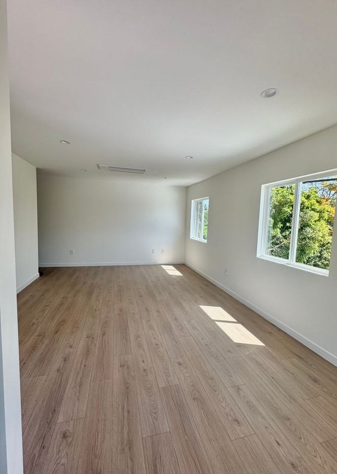 2102 N Pass Ave - Photo 4 of 19