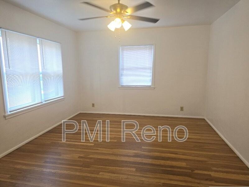 530 Burns St - Photo 3 of 17