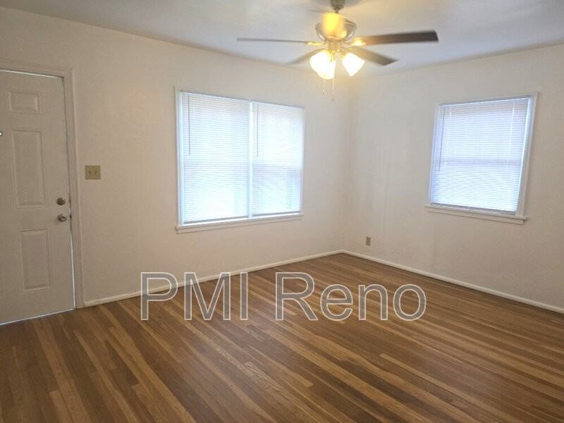 530 Burns St - Photo 4 of 17