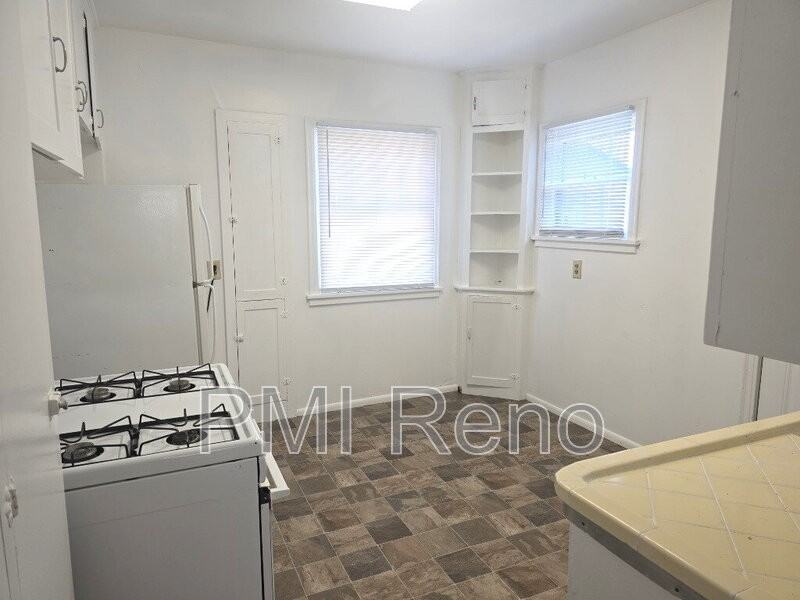 530 Burns St - Photo 5 of 17