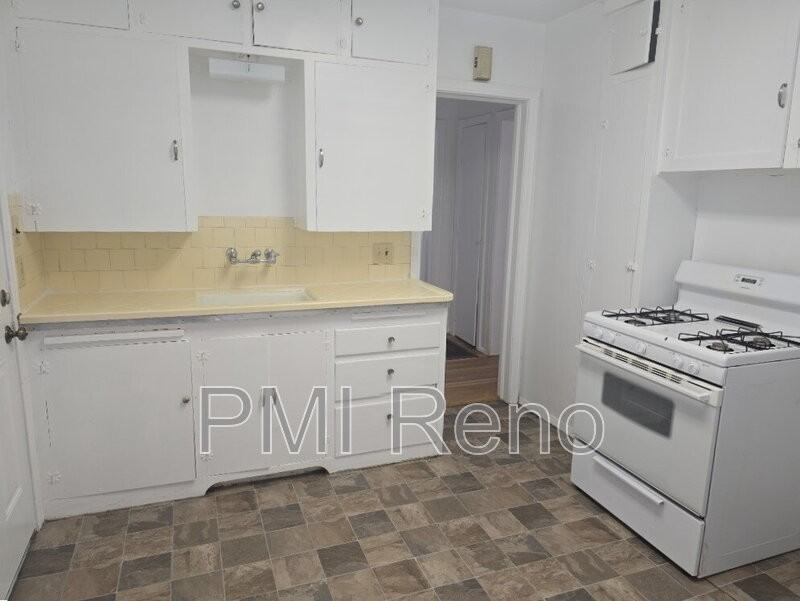 530 Burns St - Photo 6 of 17