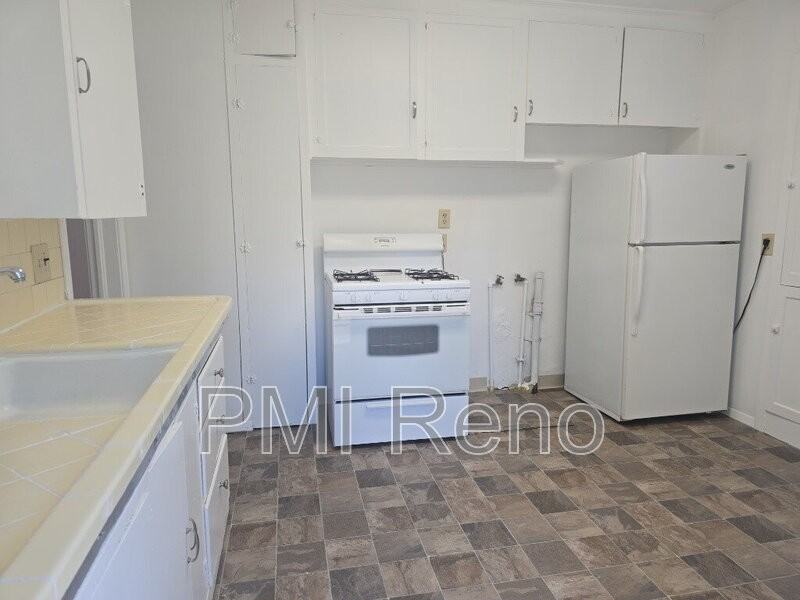 530 Burns St - Photo 7 of 17