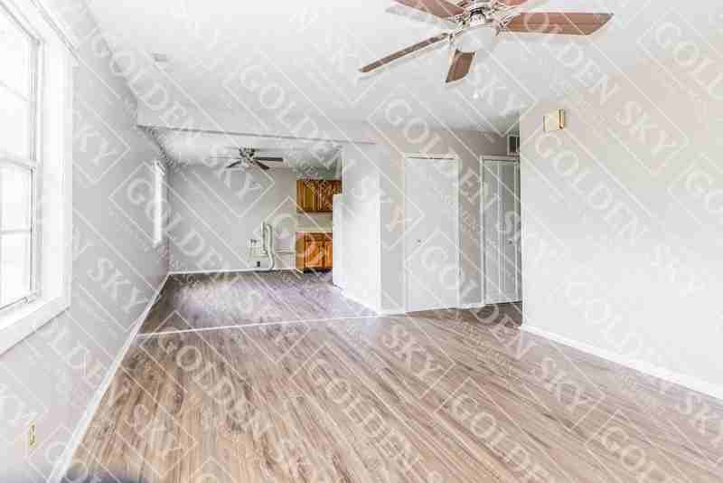 1430 W 14th St #2 - Photo 3 of 11