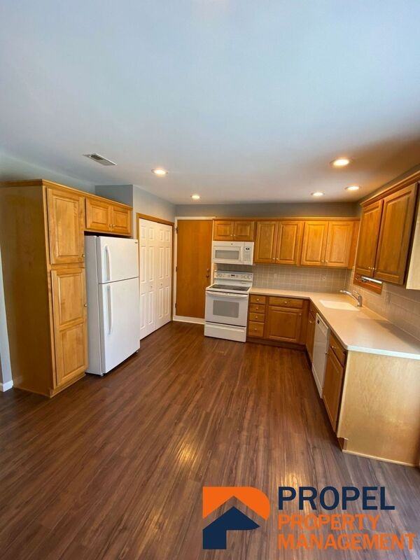 243 Randall Dr - Photo 5 of 23