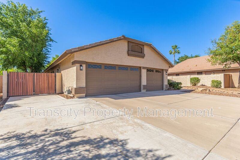 1028 E Orchid Ln - Photo 3 of 36