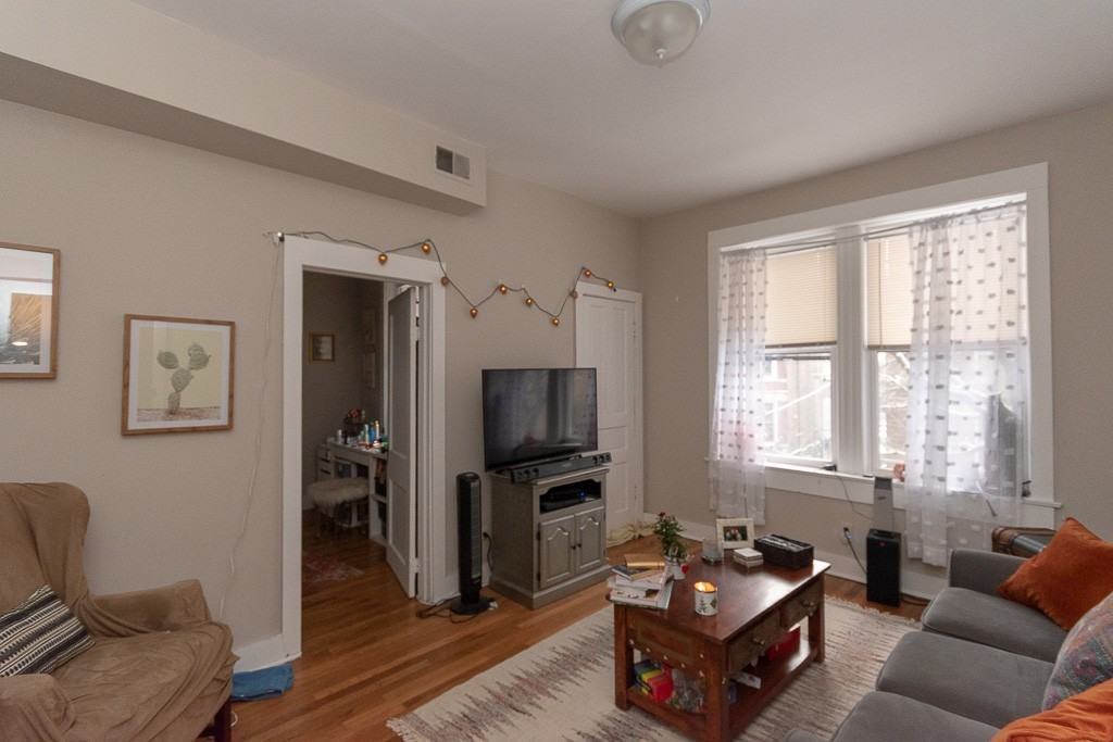 949 N Hoyne Ave #3 - Photo 7 of 20