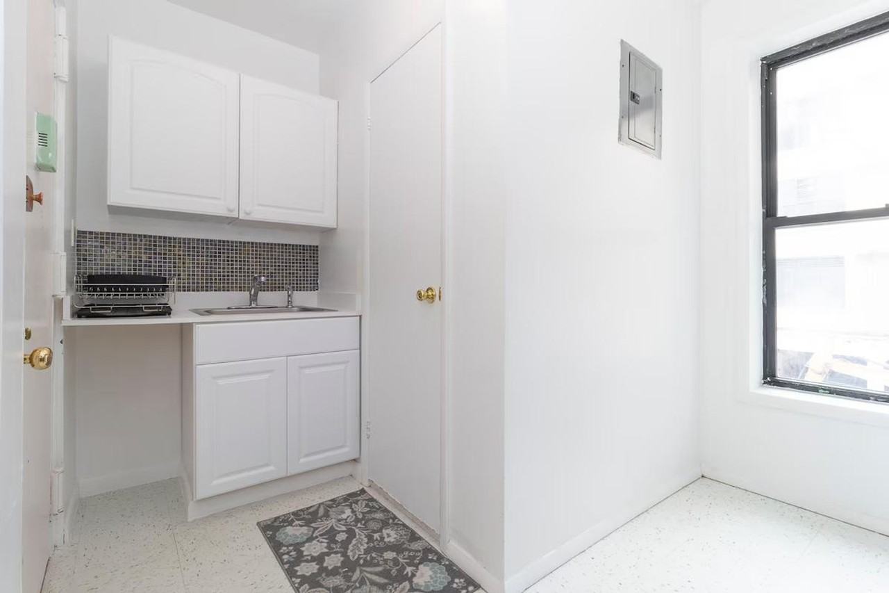 306 E 96th St #1032044P - Photo 2 of 28