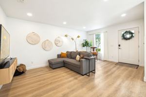 featured image of 2352 W Houston St