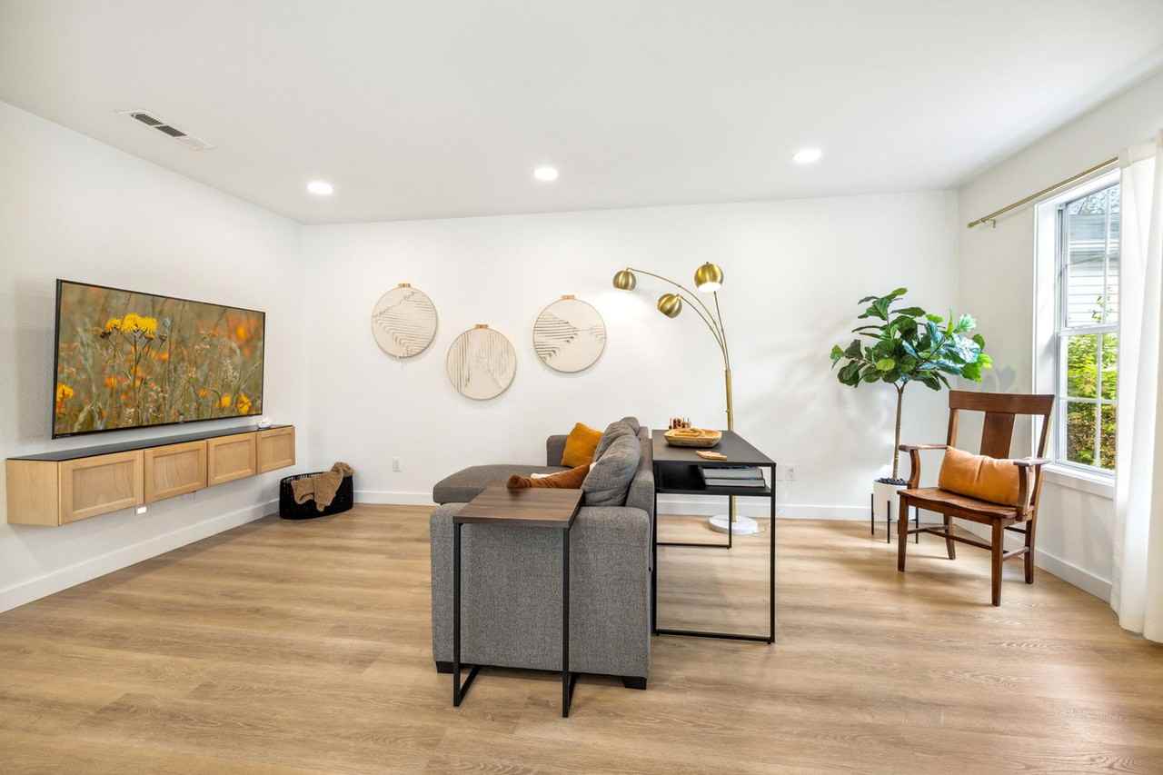 2352 W Houston St #1227149P - Photo 2 of 27