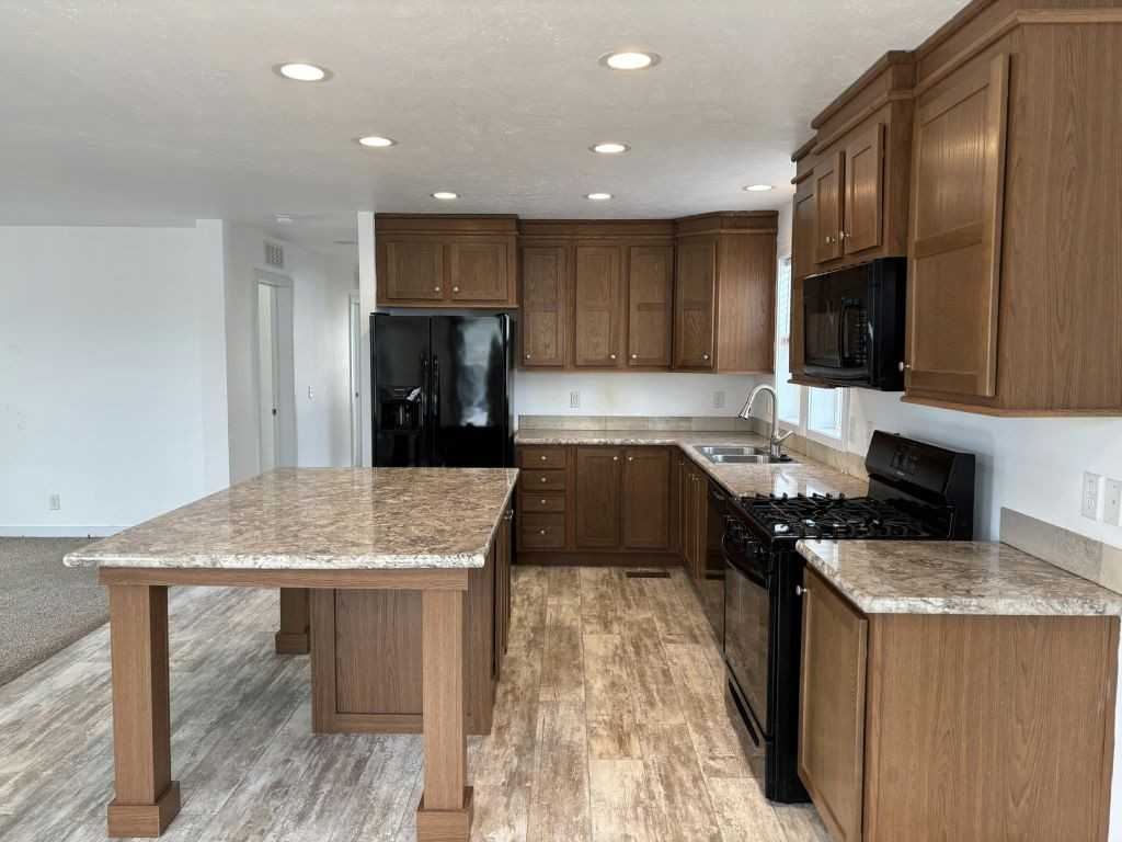 25764 Merion Dr - Photo 2 of 32