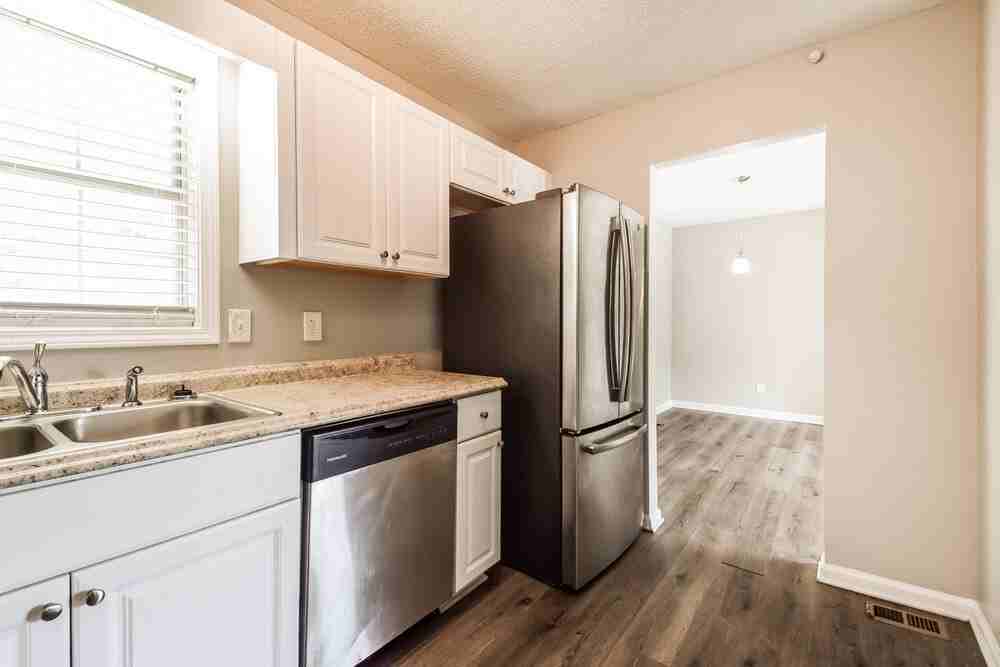 213 Hampton Dr - Photo 5 of 20