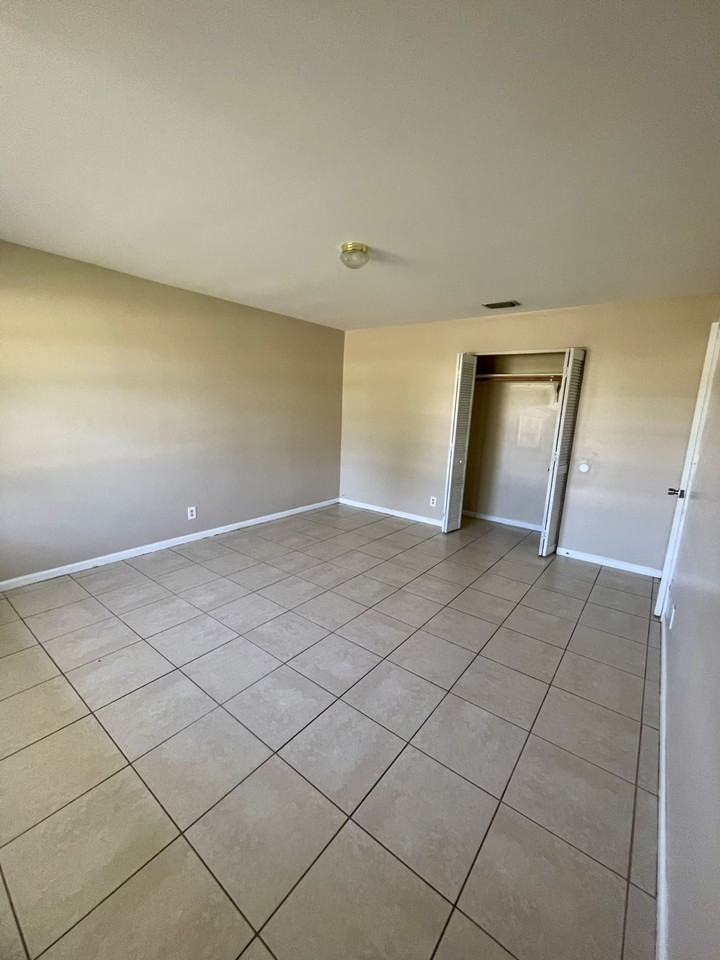 1570 E Breezy Ln - Photo 2 of 13