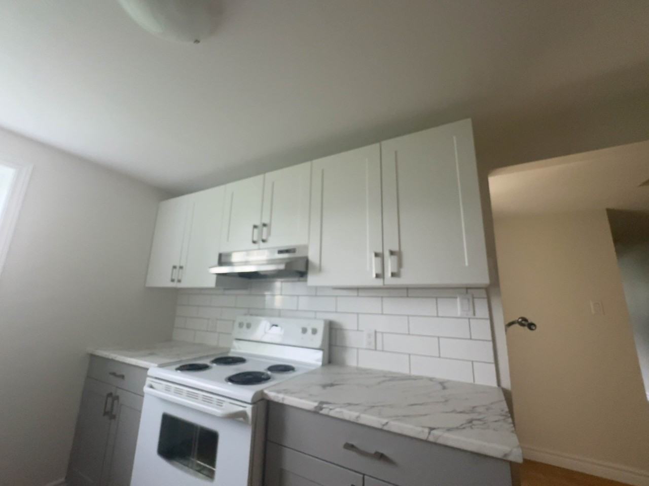 668 Lalonde St - Photo 6 of 14