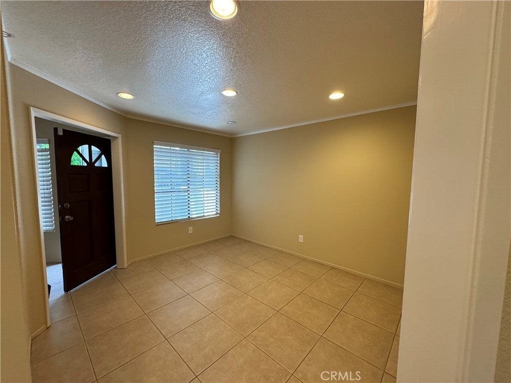 254 Spruce Ct - Photo 2 of 17