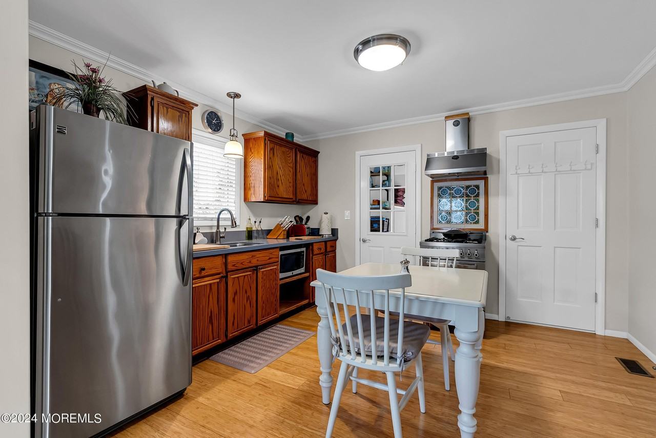 219 Harrison Ave - Photo 4 of 27