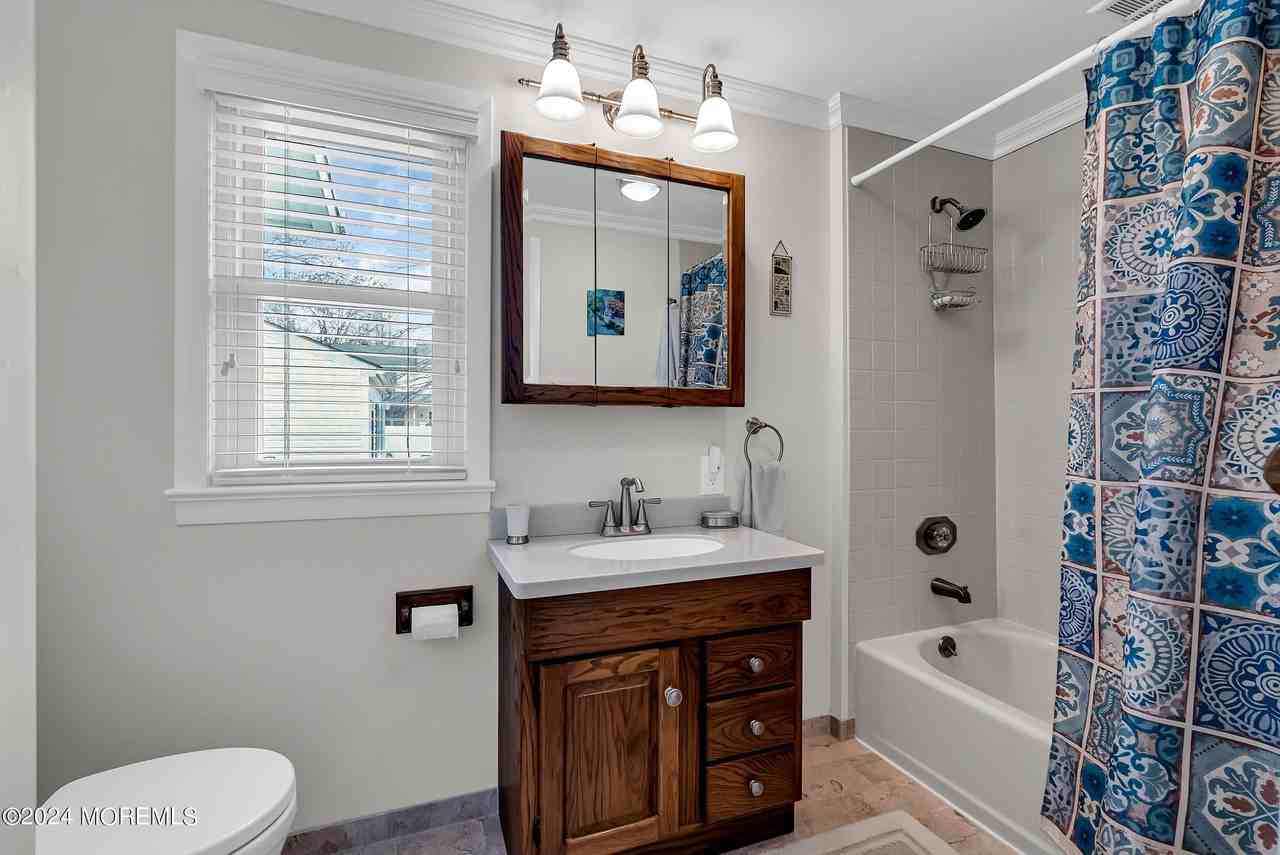 219 Harrison Ave - Photo 7 of 27