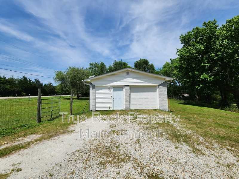 416 S Main St - Photo 2 of 16