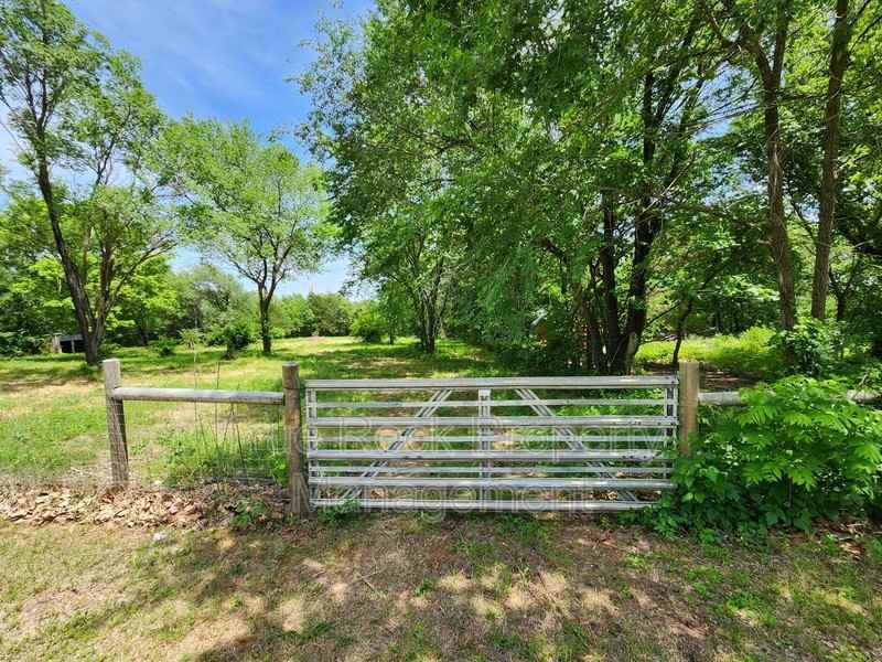 416 S Main St - Photo 3 of 16