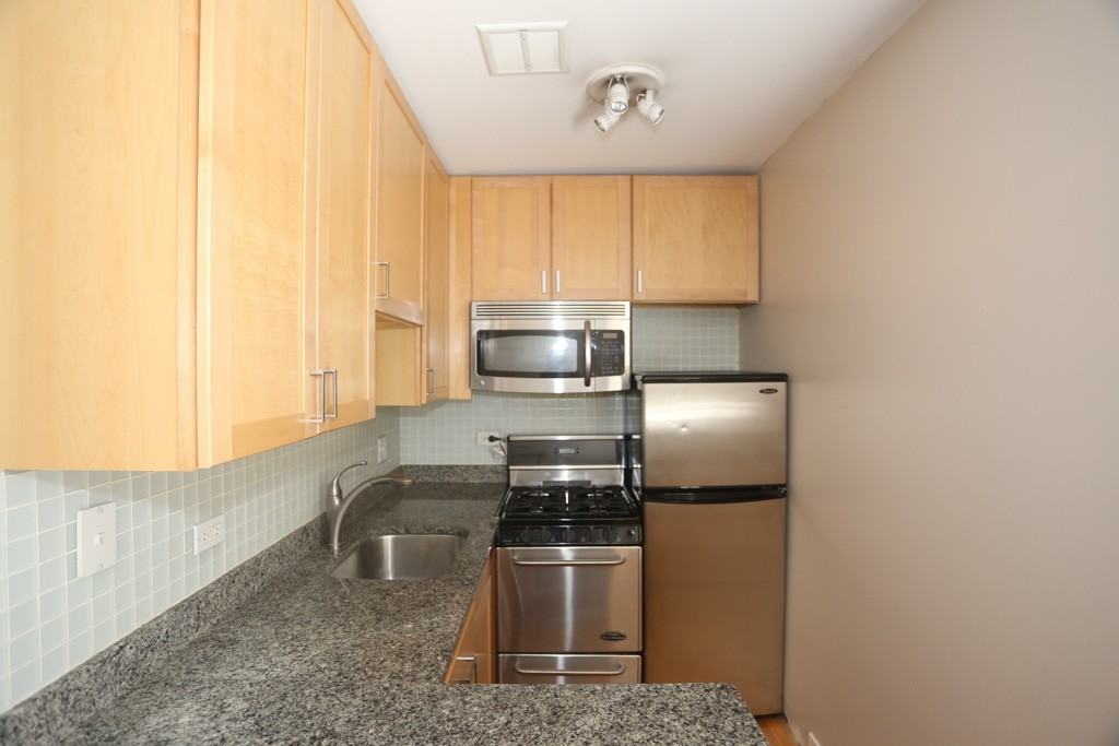625 W Wrightwood Ave #402 - Photo 2 of 16
