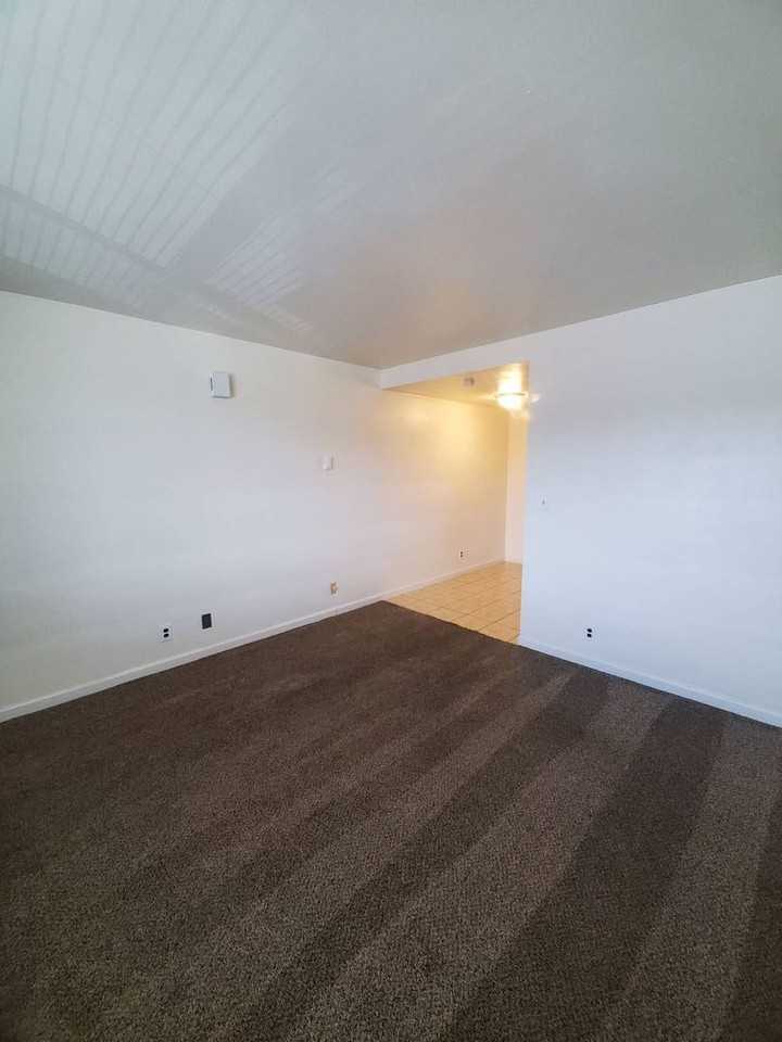 615 S Alder St #16 - Photo 3 of 9