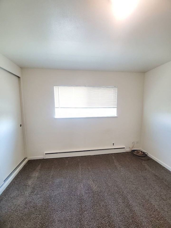 615 S Alder St #16 - Photo 5 of 9