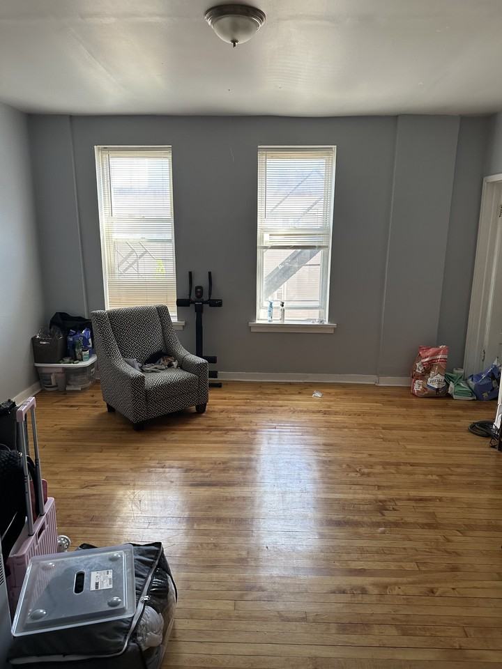 4559 S Hermitage Ave - Photo 2 of 8