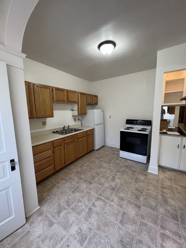 421 Abbot Road - Photo 4 of 32