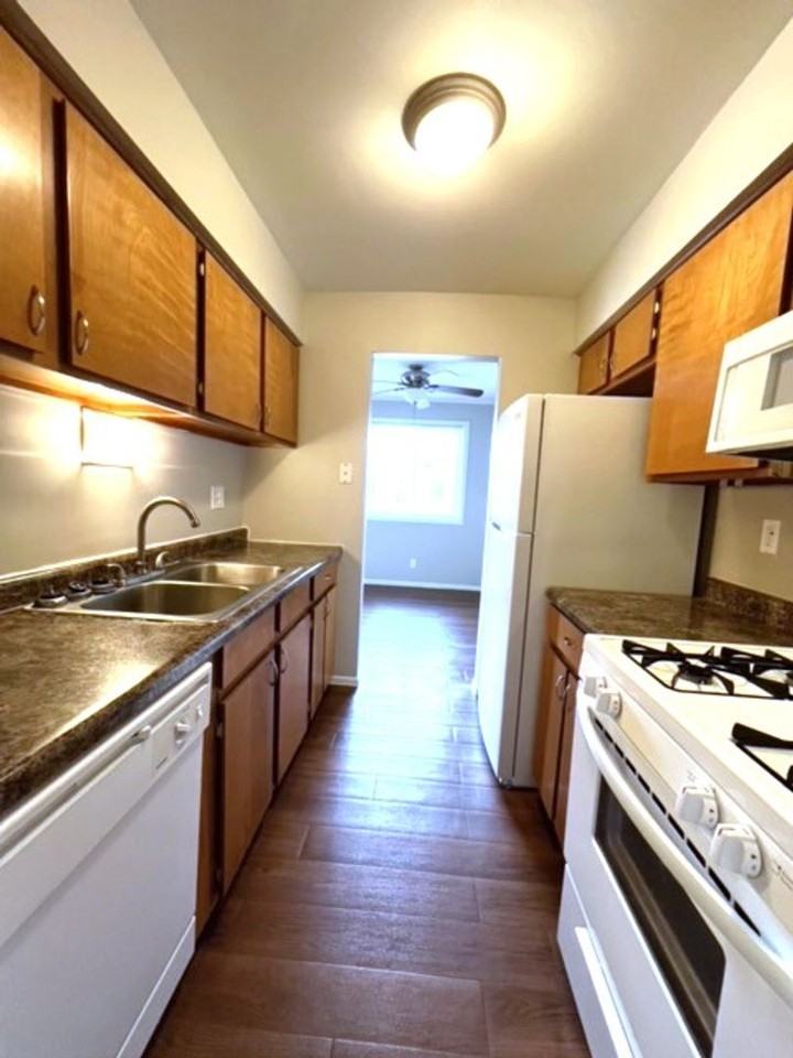 918 Heritage Ct #102 - Photo 4 of 27