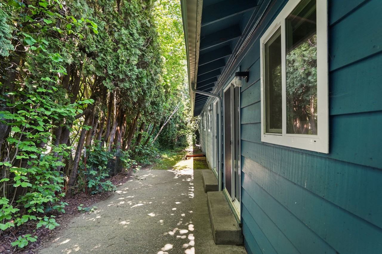 041-Prima Plaza - Photo 2 of 25