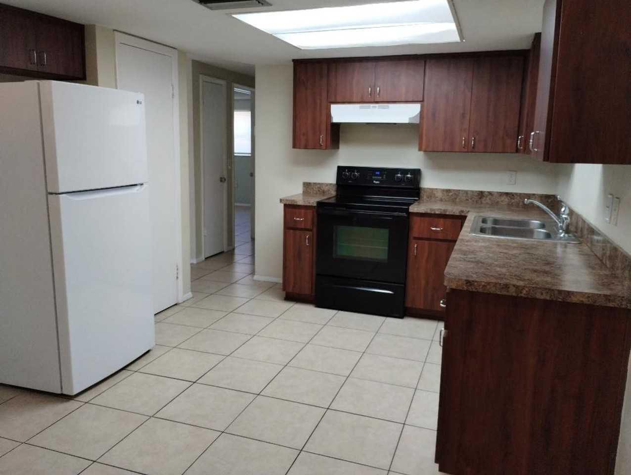 10817 Manchester Rd - Photo 2 of 8