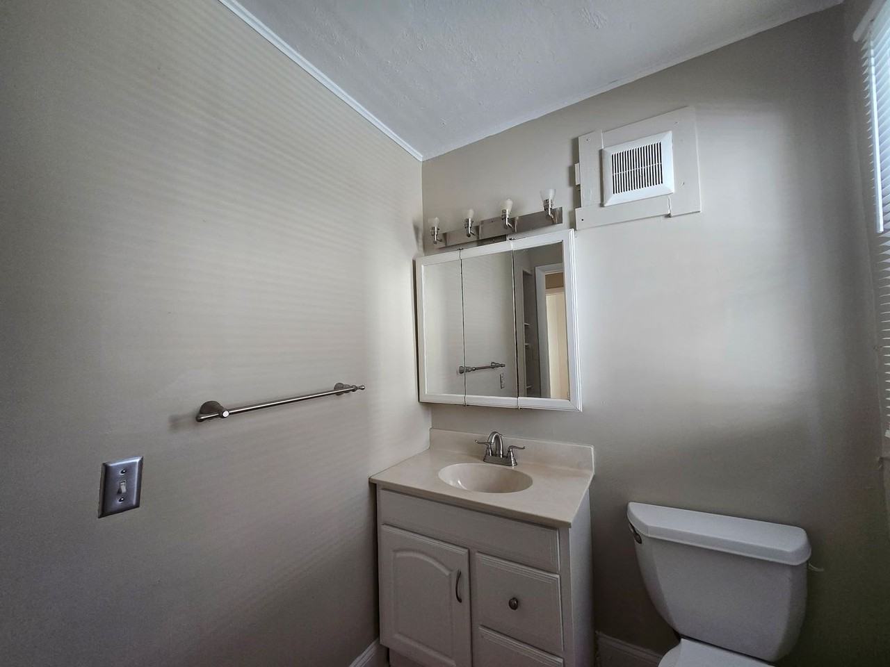 235 Henrietta St - Photo 3 of 8