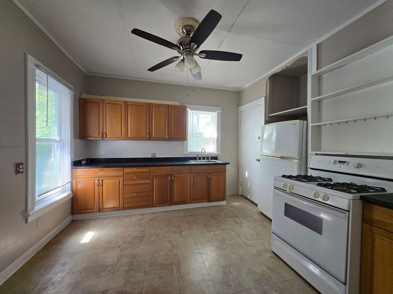 235 Henrietta St - Photo 4 of 8
