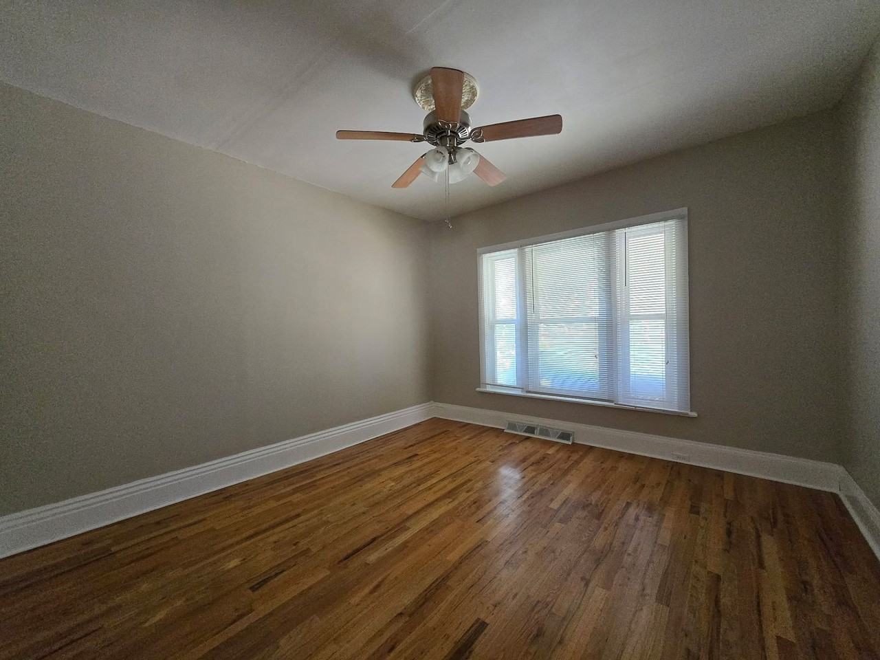 235 Henrietta St - Photo 7 of 8