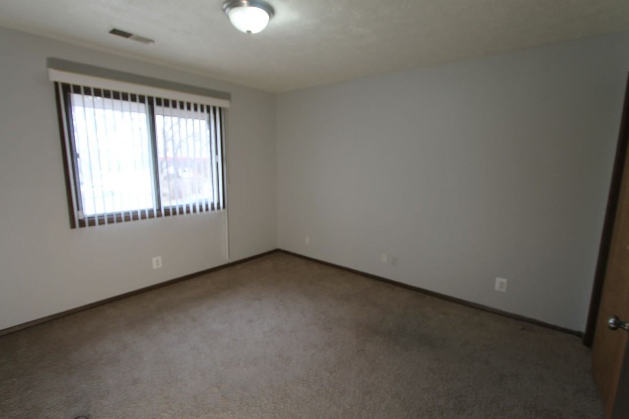 10715 O Street - Photo 3 of 36