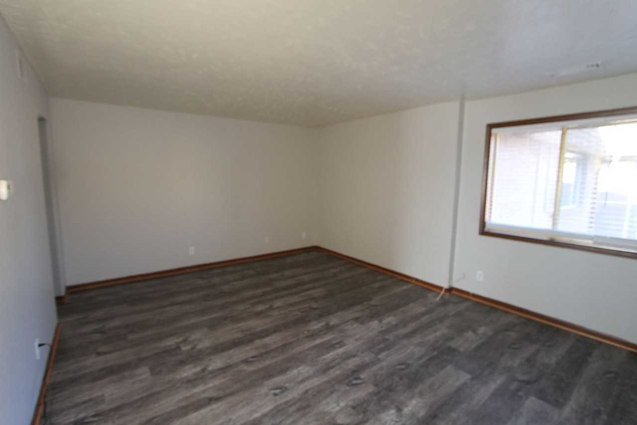 10715 O Street - Photo 5 of 36