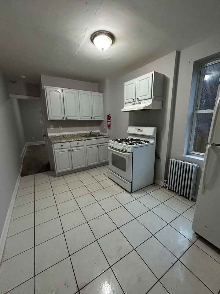 412 Stuyvesant Ave - Photo 6 of 18