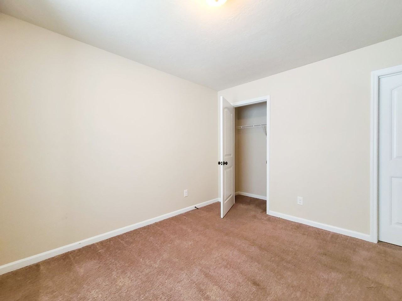 242 Haley Dr - Photo 4 of 7