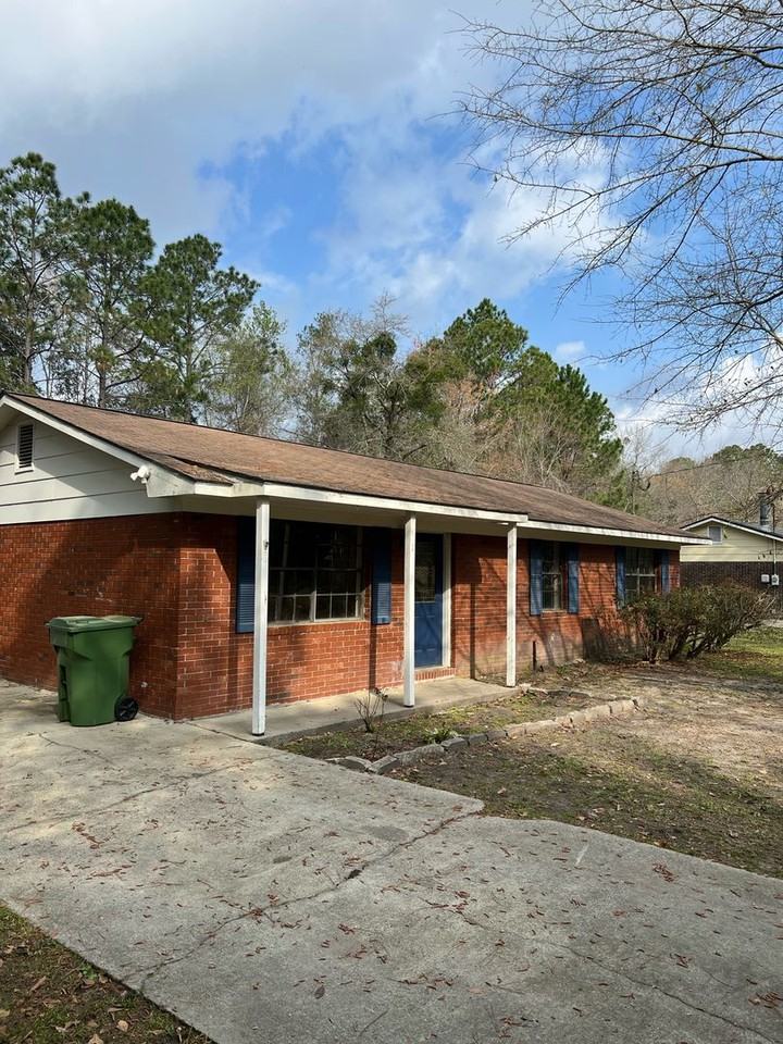 1097 Live Oak Dr - Photo 2 of 12