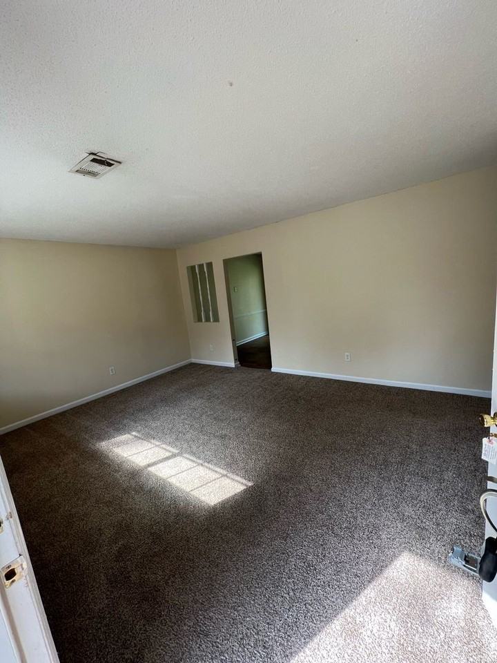 1097 Live Oak Dr - Photo 4 of 12