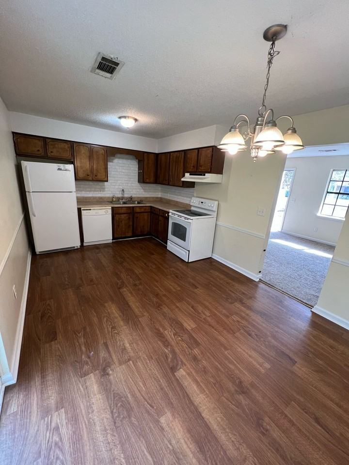 1097 Live Oak Dr - Photo 5 of 12
