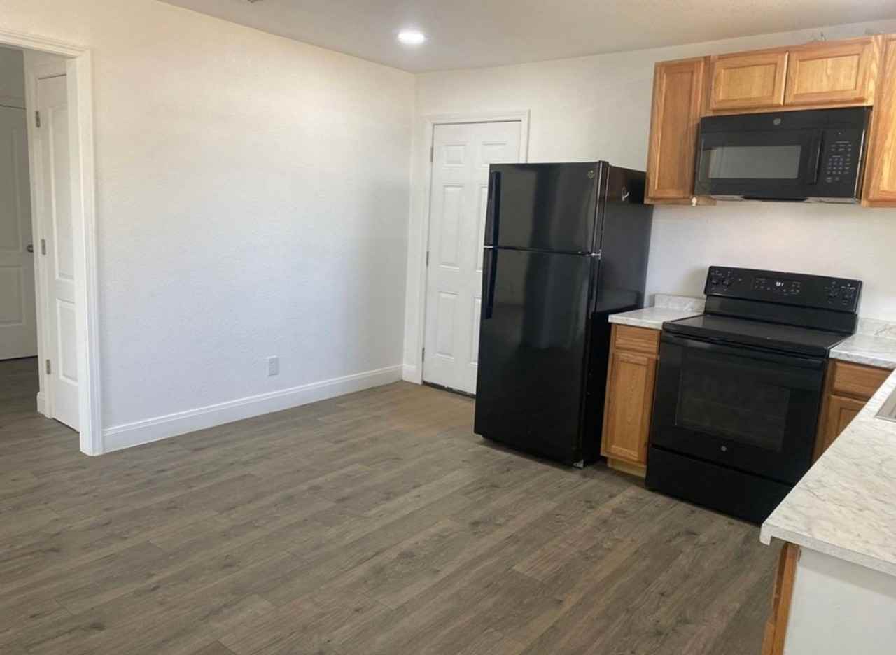 604 E 12th St - Photo 3 of 11