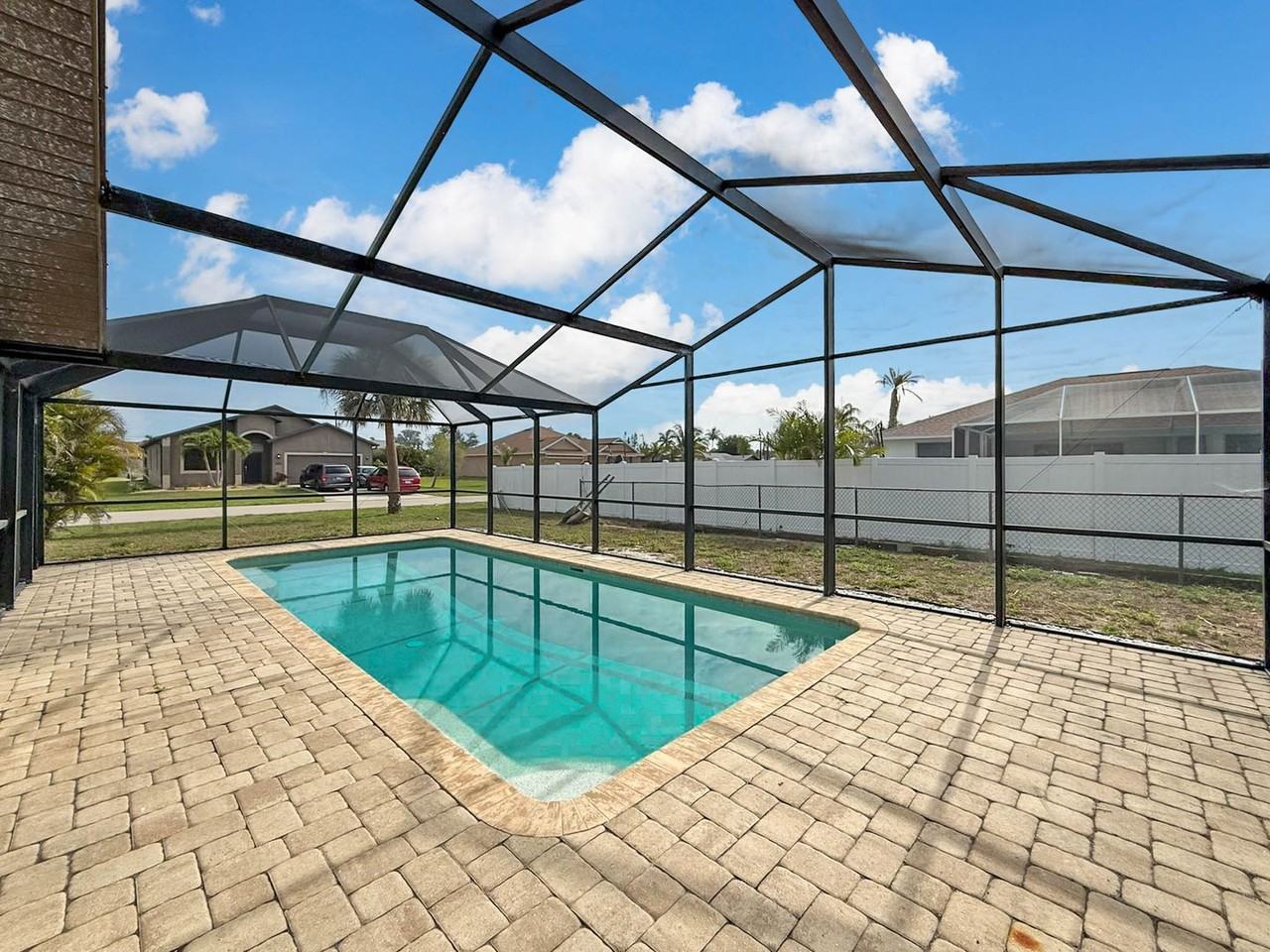 1203 Se 22nd Ave - Photo 2 of 37