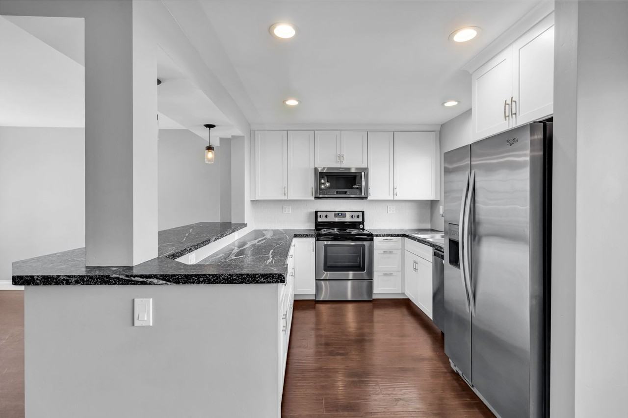 408 Windjammer Cir - Photo 2 of 18