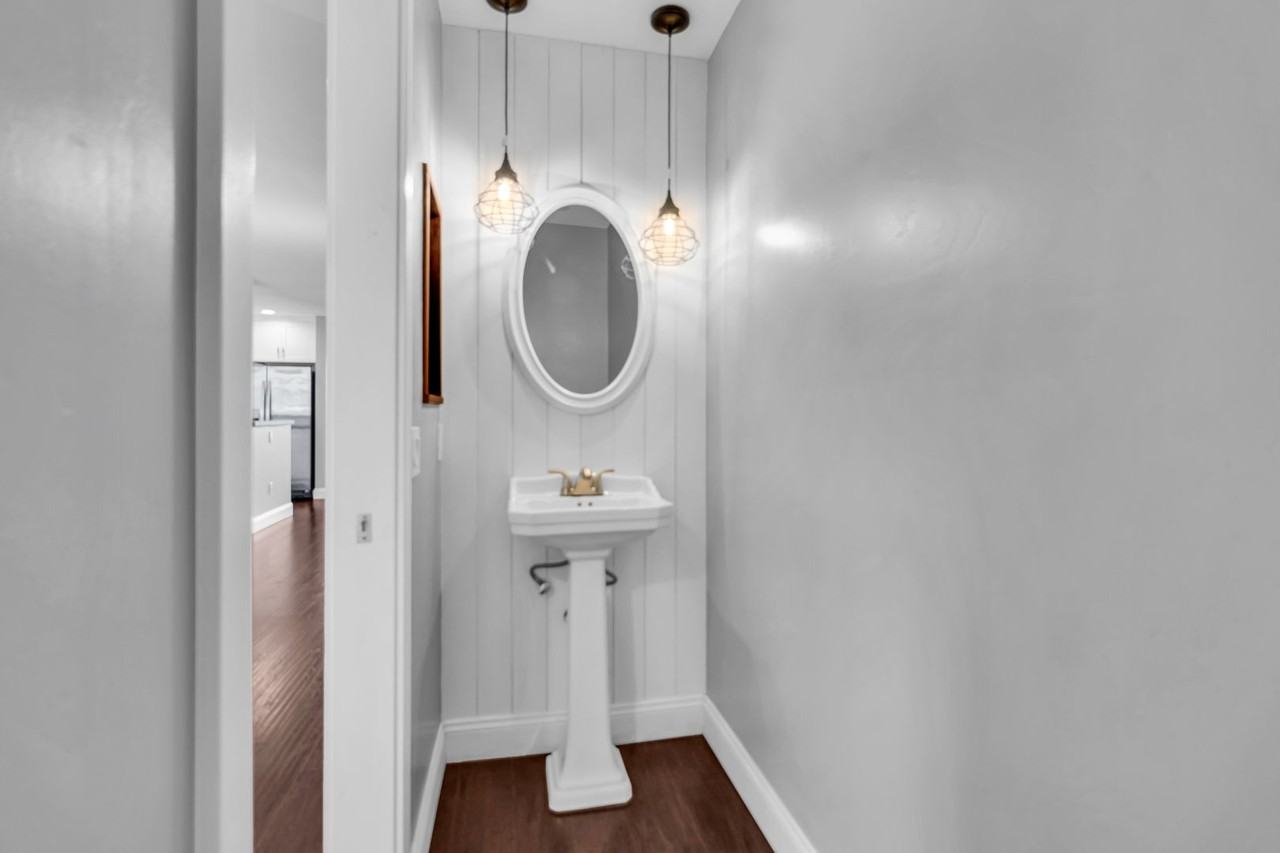 408 Windjammer Cir - Photo 3 of 18