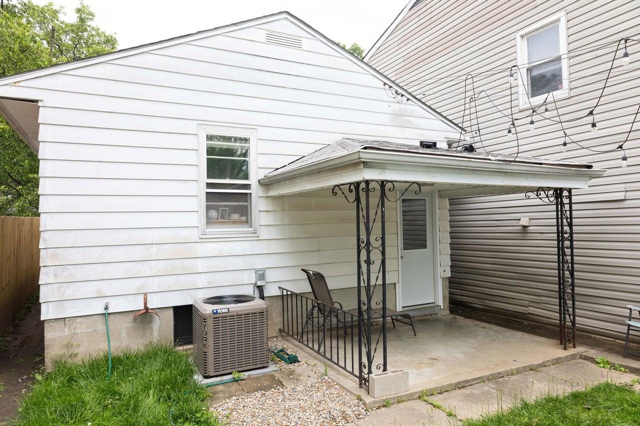 636 Lynn St - Photo 2 of 15