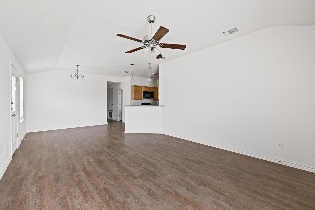 903 Lasso Dr - Photo 4 of 22