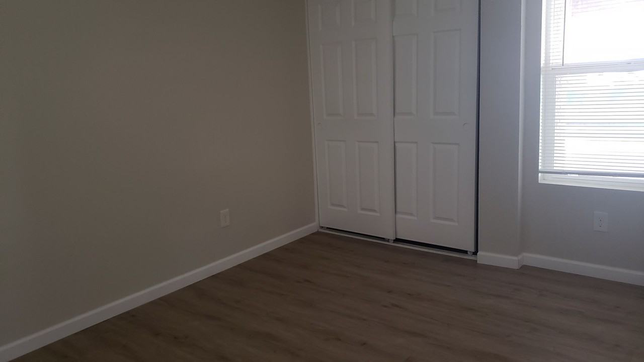 3050 N 24th Ln - Photo 5 of 12