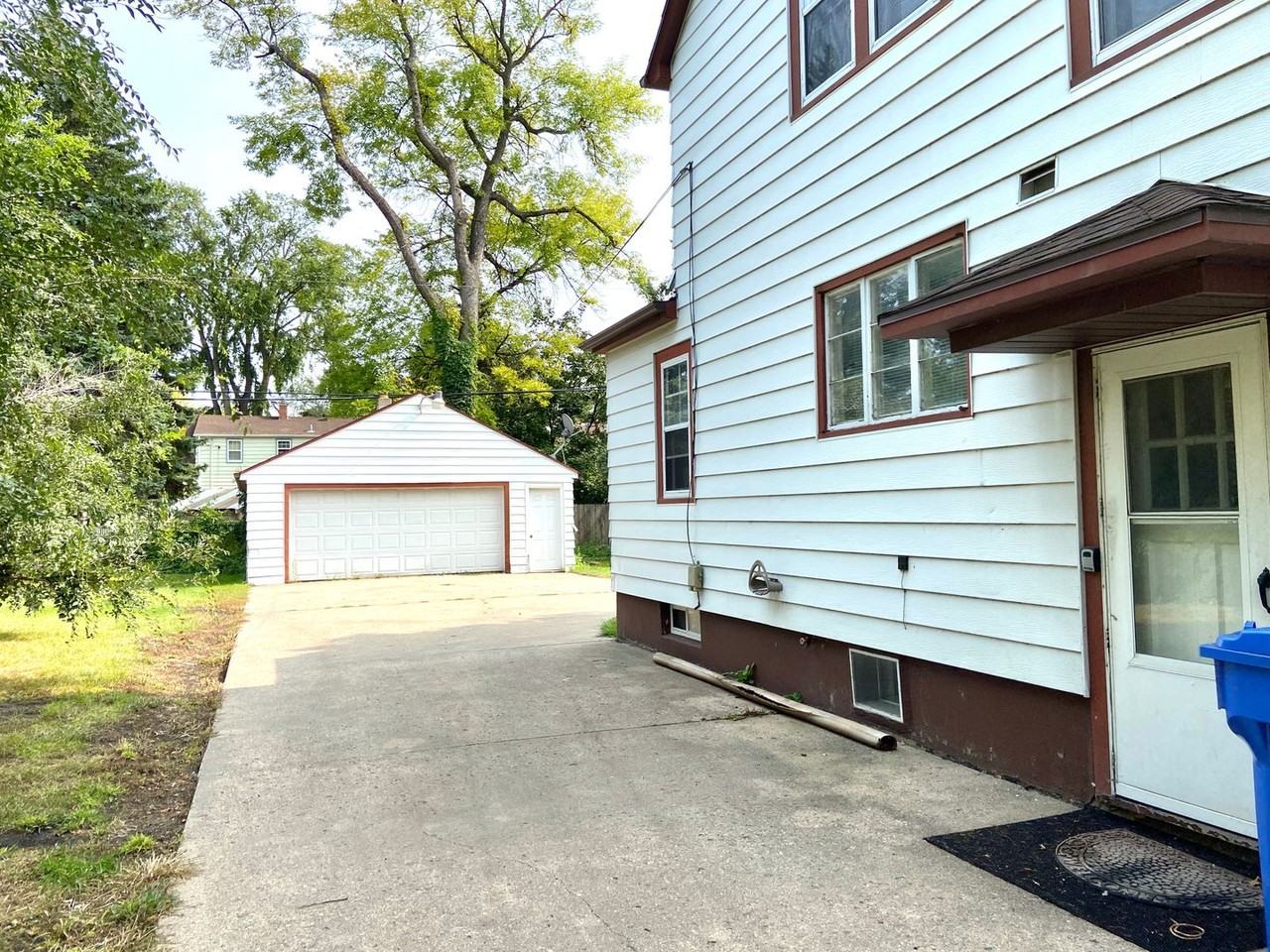 1407 University Dr N - Photo 2 of 20