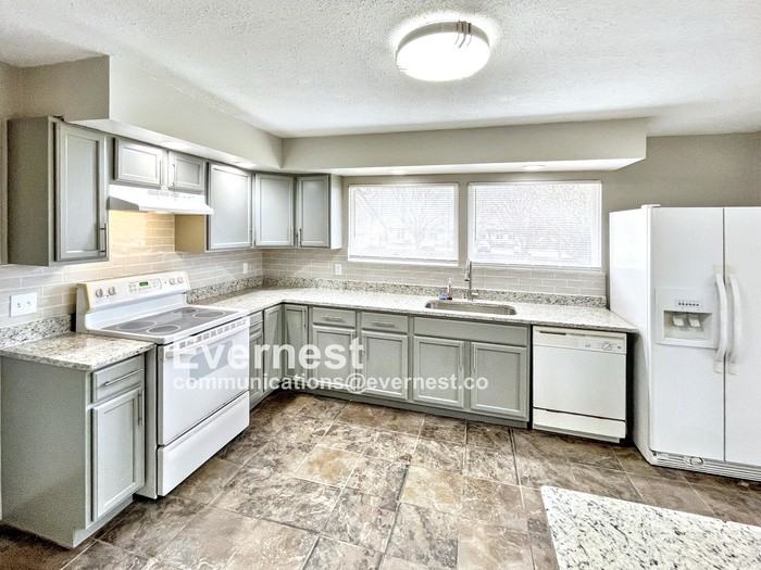 4905 Eastwood Dr - Photo 3 of 31