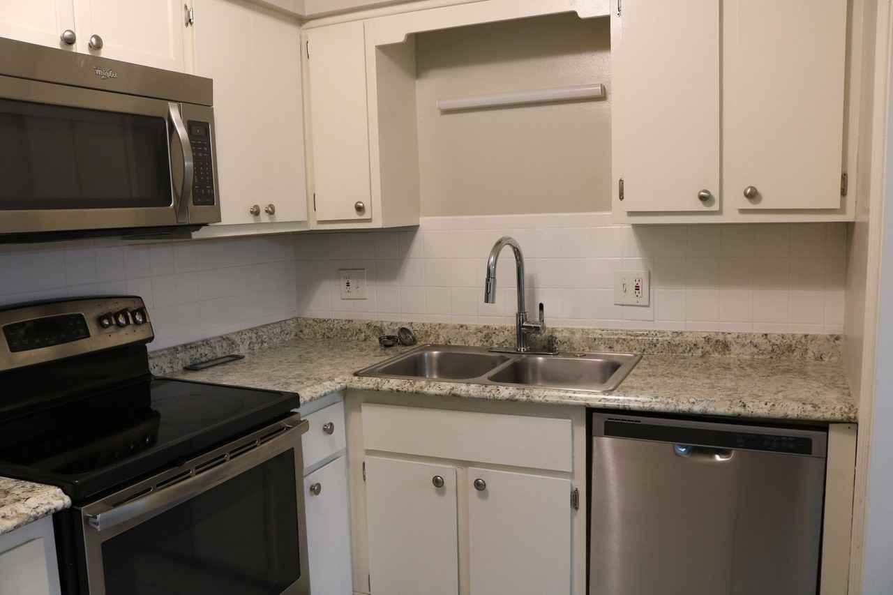 Monteclaire Apartments/HLF Investments MO LLC - Photo 2 of 11